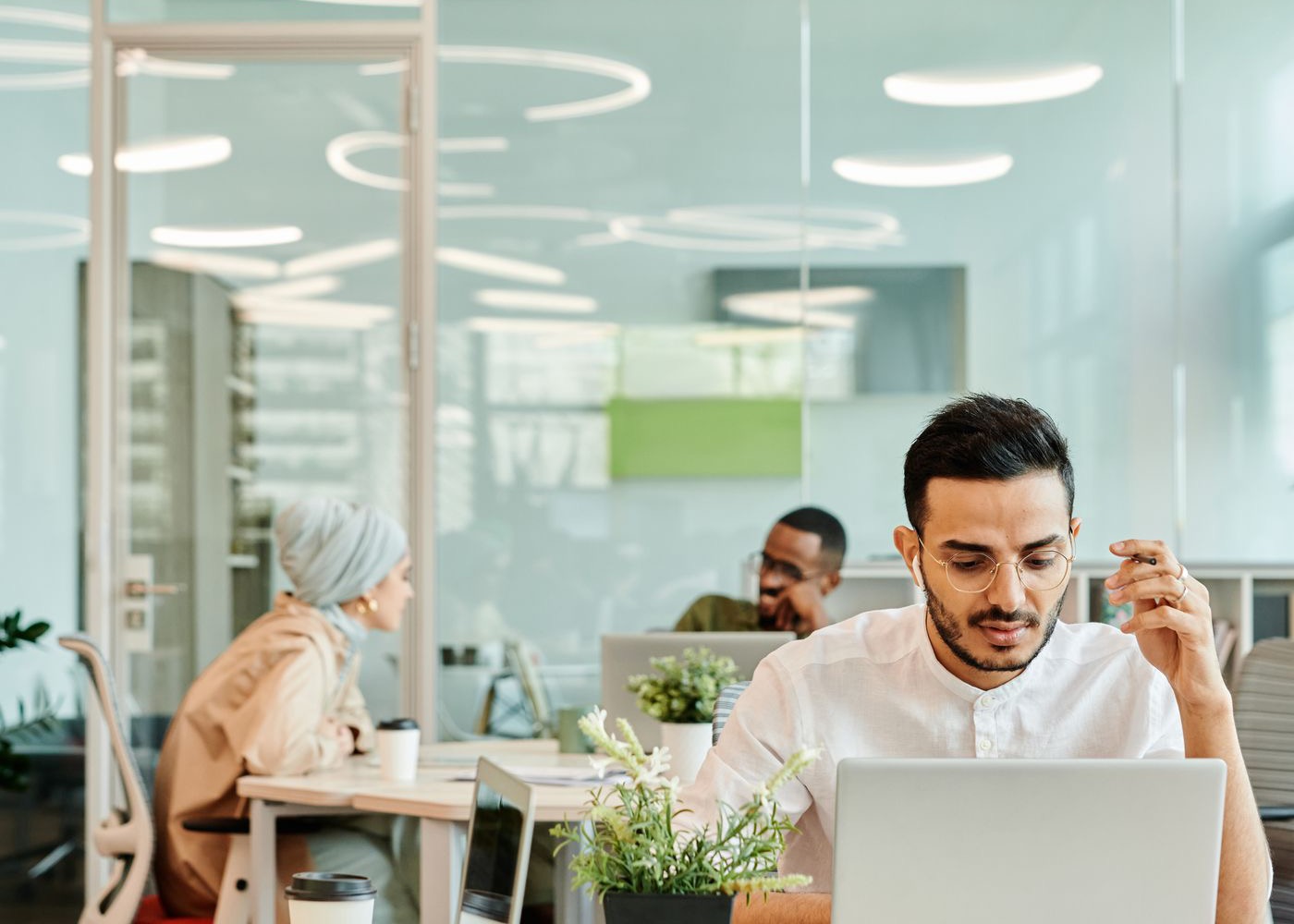 Une équipe pilote ses clients, projets et devis depuis son propre système sur mesure, en studio.